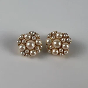 Pendientes vintage con clip en tono dorado con racimo de perlas sintéticas Monet Couture - Imagen 1 de 4