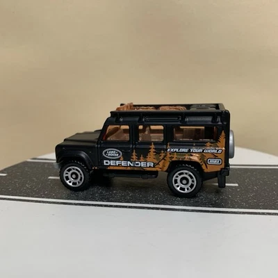 Camión Matchbox #84/125 Land Rover Defender 110 2016 negro mate/naranja 1:64 casi nuevo Foto 1 de 4
