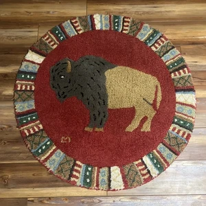 Alfombra redonda de lana enganchada a mano diseñada por artista Cinnamon Buffalo (36 pulgadas x 36... - Imagen 1 de 5