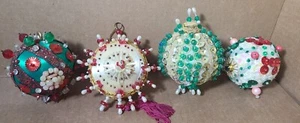 Vintage Menge 4 handgefertigte Satin Stecknadel Perlen Ornamente Boo Boo Teile Lot - Bild 1 von 15
