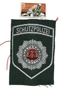 DDR SCHUTZPOLIZEI Abzeichen + BRIEFMARKE Volkspolizei Polizei Patch grün v. Hemd - Bild 1 von 3