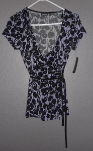 Apt 9, Stretch Kurzarm Wickeloptik, helllila Schößchen Top/Bluse Small, Neu mit Etikett - Bild 1 von 11