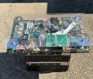 couchtisch aufgebaut aus Computer Mainboards Und Ausstattung - Bild 1 von 5