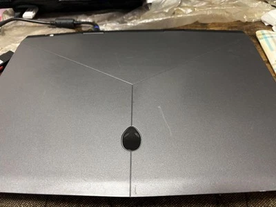 Laptop para juegos Dell Alienware M15/i7-8750H/32 GB/SSD512 GB/RTX2070 usada Foto 1 de 4