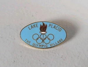 Cappello VINTAGE 1980 OLIMPIADI INVERNALI LAGO PLACIDO VILLAGGIO OLIMPICO bavero SPILLA BLU #394 - Foto 1 di 3