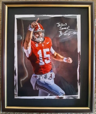 Foto emoldurada assinada por Ty Simpson de futebol do Alabama com inscrição Jesus Salva! - Imagem 1 de 2