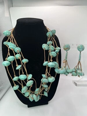 Conjunto de pendientes collar distintivos de cordón de cuero múltiple Verdigris de cobre brutalista Foto 1 de 4