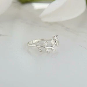 Anillo de compromiso para mujer de oro blanco de 14 k con diamantes cultivados en laboratorio VS/SI corte redondo de 0,12 quilates - Imagen 1 de 6