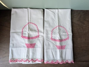 Vintage 2er Set Kissenbezüge Applikation gehäkelt rosa Korb und Kanten LESEN - Bild 1 von 9