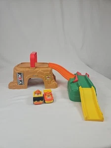 Fisher Price Little People Wheelies Play N’ Go Construction Site Playset W 2 Car - Picture 1 of 5