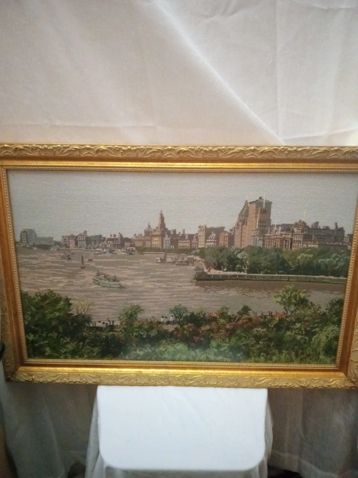 INCREÍBLE ESCENA BORDADA DE CIUDAD JUNTO AL AGUA Foto 1 de 4