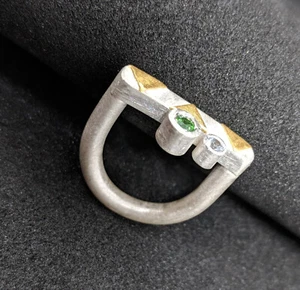 Anillo, Tsavorith, zafiro blanco, plata pura 999, oro 750, diseño de llamas  - Imagen 1 de 6