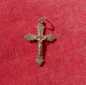 Petite Croix Pendentif Ciselée en Métal blanc ! - Picture 1 of 2