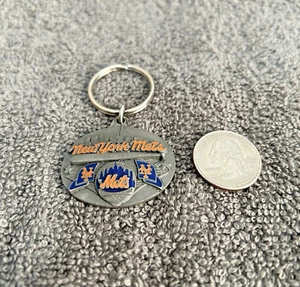 Vintage MLB Embossed 3D NY Mets Baseball Team Logo W/ Skyline Pewter Keychain - Picture 1 of 4