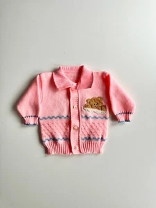 Cárdigan Suéter Vintage Hecho a Mano Rosa Neón Acrílico Tejido Oso Parche, Talla 3-6M - Imagen 1 de 10