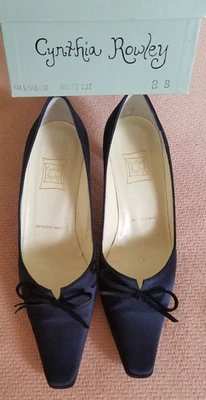 EUC Cynthia Rowley 浅口鞋 海军蓝 缎面 中跟鞋 尺码 8B Zeitgeist — 第 1/4 张图片