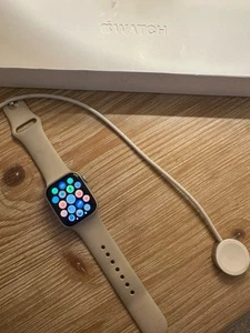 GPS Only Apple Watch Series 9 41MM Starlight Aluminum Starlight Sport Band A2978 - Photo 1 sur 8