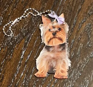 SÜSSER YORKSHIRE TERRIER AN KETTE ORNAMENT ~ BAUM ODER AUTO ~ 2D ACRYL FLACH - Bild 1 von 1