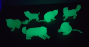 Juego de 6 gatos que brillan en la oscuridad - 6 poses diferentes en los gatitos de vinilo suave - Imagen 1 de 10