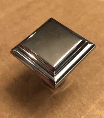 Perilla cuadrada de gabinete Amerock BP2613126 Manor; 1 pulgada, cromo pulido Foto 1 de 4