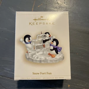 Snow Fort Fun 2006 sello recuerdo adorno de Navidad pingüino bola de nieve lucha - Imagen 1 de 6