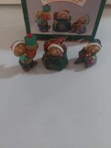 Merry Miniatures "SANTA'S HELPERS" Hallmark 1996 - Picture 1 of 3