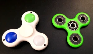 Menge 2 FIDGIT SPINNER; eine hellgrüne und eine weiße; Spielzeug/Strumpfwaren - Bild 1 von 13