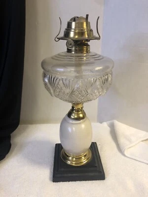 Antigua lámpara de pie de aceite de queroseno vidrio de corte transparente con base de madera funcionando Foto 1 de 4