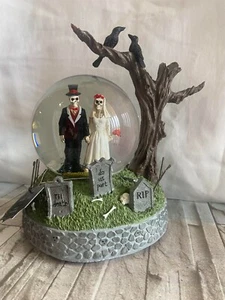 Scheleton Wedding 8,5" Globo da neve giorno morto Halloween MUSICAL QUI ARRIVA LA SPOSA - Foto 1 di 6