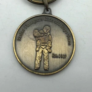 Schlüsselanhänger Vater Flannagans Schlüsselanhänger Mädchen und Jungen Stadt Est 1917 Hilfe Hoffnung - Bild 1 von 12
