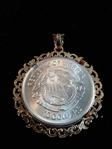 LIBERIA 10 Dollar Gold plated Holder & Pendant with real coin included - Picture 1 of 3