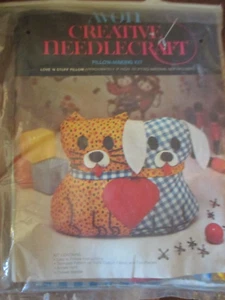 AVON Vintage LOVE 'N STUFF Katze & Hund KISSEN Stick-/Nähset - 70er Jahre - Bild 1 von 2