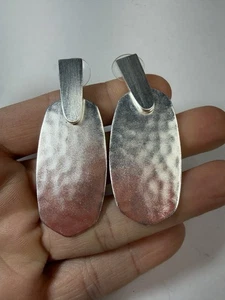 Kendra Scott Ohrringe gehämmert silberfarben Metall matt durchbohrt - Bild 1 von 4
