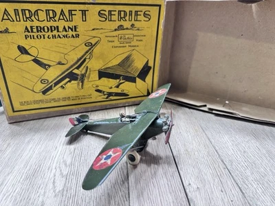 Gran Bretaña: Juego en caja extremadamente raro 435 - monoplano EE. UU. con hangar. c1939 Foto 1 de 4