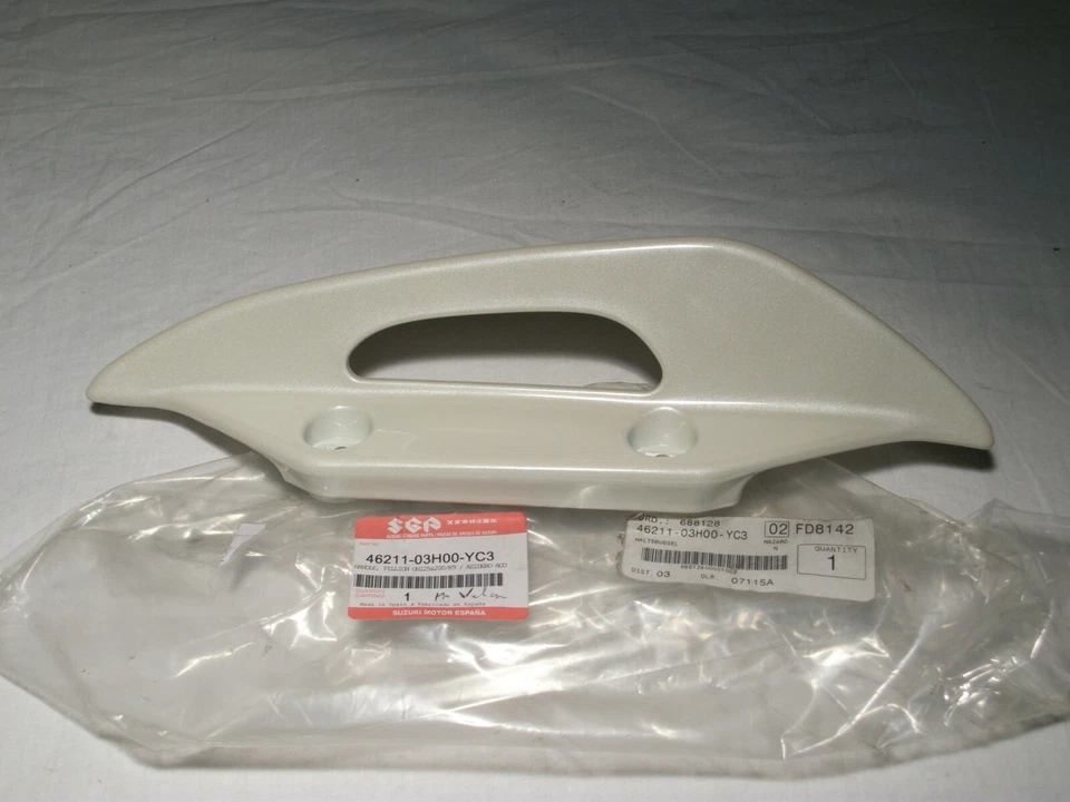 SUZUKI 46211-03H00-YC3 arceau ou poignée de selle droit blanc BURGMAN 125/200 - Photo 1/1