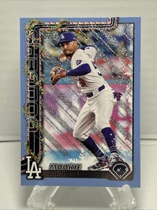 2025 Topps Holiday Mookie Betts Brillo Azul Claro y Blanco - Dodgers #H52 - Imagen 1 de 2
