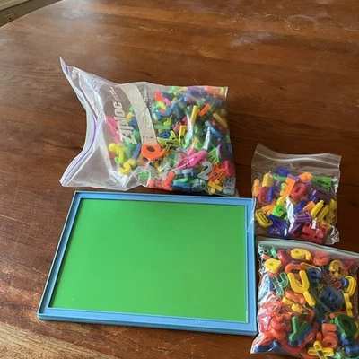 Vintage Quercetti MAGNETIC BOARD With Large Lot Of Letters And Numbers - Photo 1/4