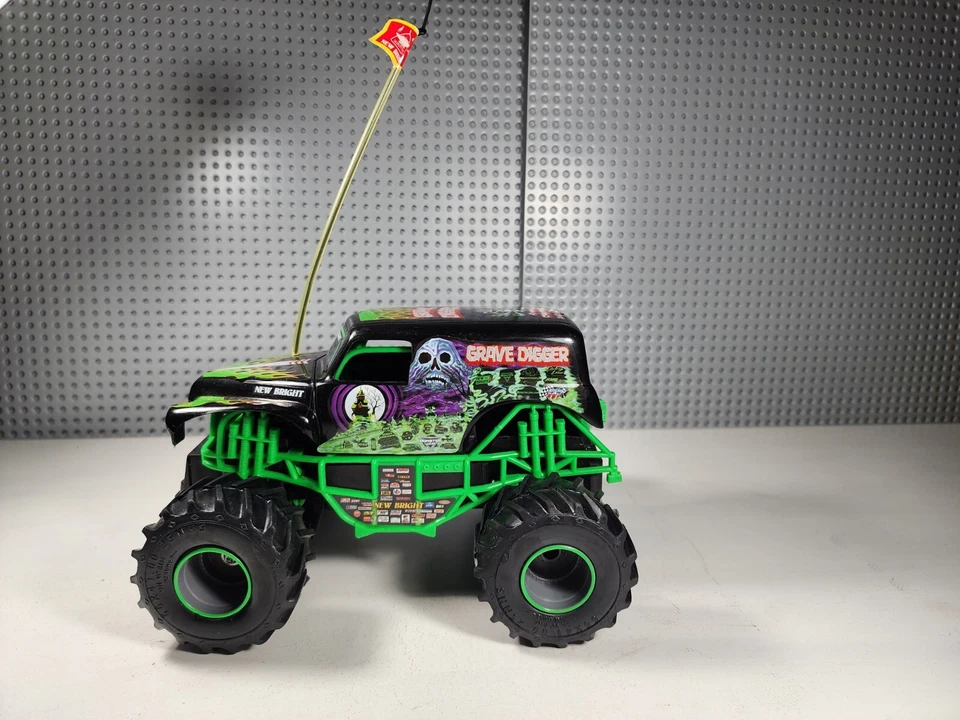 New Bright Monster Jam Grave Digger Truck 1:15 RC 9.6V No remote - Image 1 of 4
