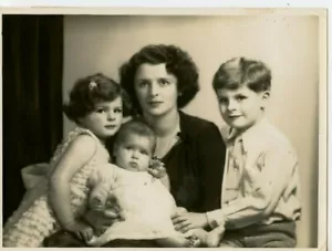 Foto original 9 x 7 de Marcus Adams de la señora Hubert Raphael y los niños - Imagen 1 de 2