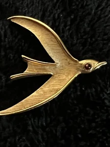 TRIFARI Goldtone BIRD IN FLIGHT Pin Brooch w/ FAUX RUBY Eye EXC. CONDITION - Picture 1 of 6