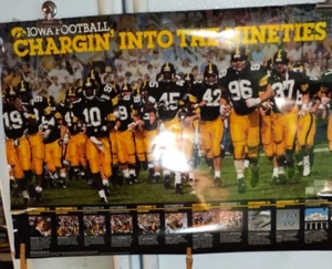 Vintage 1990-91 IOWA HAWKEYE ZWEISEITIGES POSTER FOOTBALL/BASKETBALL 30"x20" EXL. - Bild 1 von 2