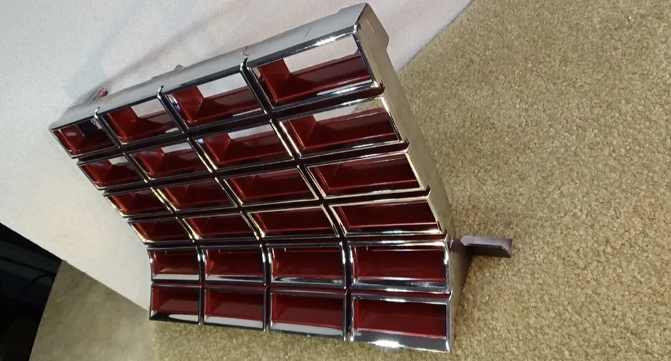 *1981* Parte GM #22506833 rojo oscuro Oldsmobile Cutlass Calais LH rejilla inserto Nuevo de Lote Antiguo Foto 1 de 4