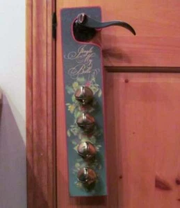 Colgador de puerta de Navidad Jingle My Bells 16 pulgadas acebo bayas y brillo - Imagen 1 de 2