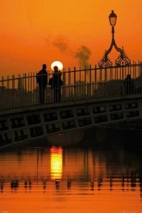 DUBLÍN IRLANDA ~ PUENTE DE MEDIO CENTAVO ~ PAREJA AL ATARDECER ~ PÓSTER 24x36 ~ ¡NUEVO! - Imagen 1 de 1
