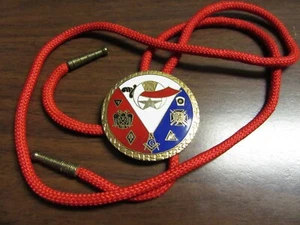Santuario y otros emblemas masónicos Bolo Tie D6 - Imagen 1 de 1