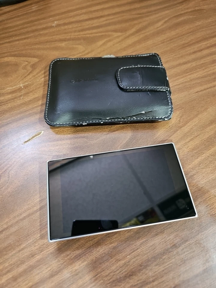 Great Condition Garmin Nüvi 3597LM 5" Touchscreen GPS System w/case bundle - Image 1 of 2