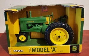 Trattore ERTL John Deere 1939 modello A stile nuovo con scatola 1:16 metallo - Foto 1 di 6