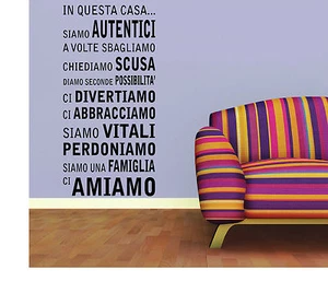 WALL STICKERS ADESIVI MURALI Frase  In Questa Casa parete famiglia muro decoro - Foto 1 di 1