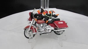 Harley Davidson 3 Pinguine reiten auf einer roten Harley Christmas Ornament #250 - Bild 1 von 10
