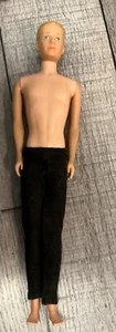 Muñeca Ken De Colección Rubia Pelo Moldeado Ojos Azules Piernas Rectas Mattel 1960 Japón Pie - Imagen 1 de 4